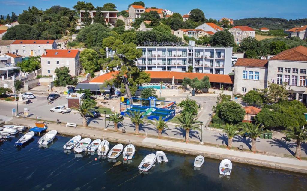 Hotel Lumbarda Exteriör bild